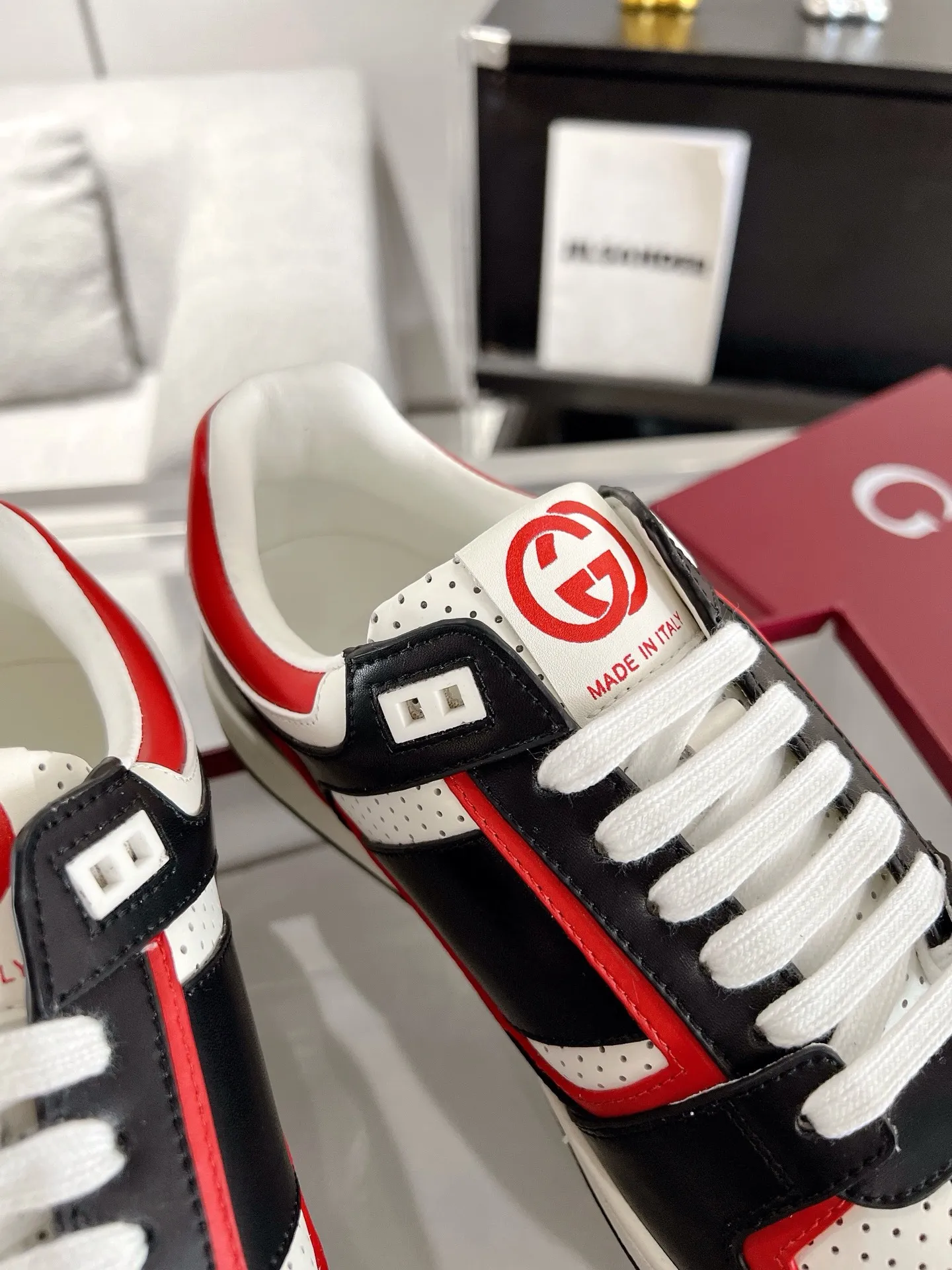 👟👟Ex-factory price 700👟👟 The latest casual sneakers for couples in white shoes❗️❗️ Original purchase, development and production. The sneakers are inspired by the classic sneakers of the 1970s, and the name is taken from the defensive movements in sports. This accessory is crafted from white leather, with an interlocking Double G stripe webbing embellished on the side, and the Gucci retro logo embellished on the shoe body. Original imported first-layer cowhide. Original custom-made soft sheepskin lining. Original open-molded TPU outsole. Bottom thickness: 2.5CM. Size: 35-44 (45 is custom-made and cannot be returned or exchanged)